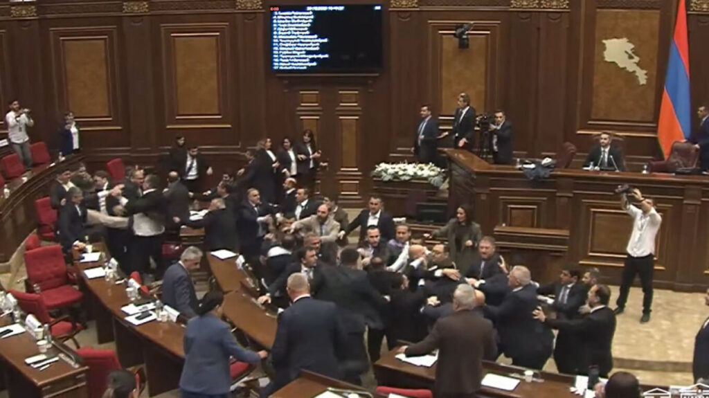 Αρμενία: «Πεδίο μάχης» η Βουλή, άγριο ξύλο μεταξύ βουλευτών στη συνεδρίαση - ΒΙΝΤΕΟ