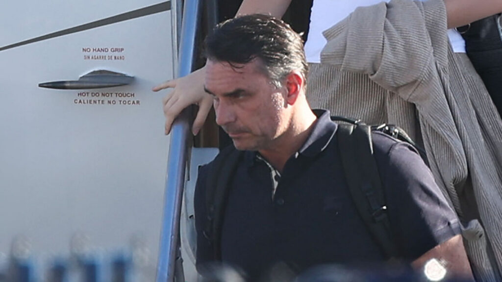 Βραζιλία: Πώς ο Φλάβιο Μπολσονάρο διέφυγε στις ΗΠΑ παρά την απαγόρευση – Ο ρόλος Τραμπ και Μιλέι