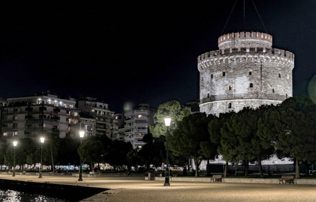 261027205917_Ο Λευκός Πύργος, το πλέον αναγνωρίσιμο τοπόσημο της Θεσσαλονίκης αποδόθηκε με τον νέο φωτισμό